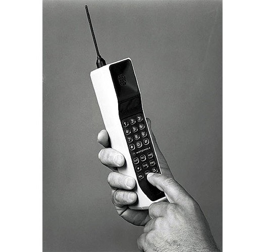 Создатели первого мобильного телефона не предполагали, что говорить в трубку скоро станет необязательно